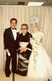 結婚式で夫の湯原昌幸と義母と。このときはまだ介護の日々になるとは思っていなかった