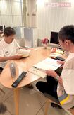 先生に教えてもらって、歴史の勉強タイム! 真剣に取り組む加トちゃんです