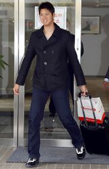 2013年3月、日本ハム時代の私服。今より細くて幼く見える。サイズが合わず、袖がやや短い　写真／産経新聞社