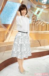 【5】9：50  （番組終了）  ”本番靴“でお疲れさま!  本番終了直後、サンダルにはき替える前に、番組セットの前でポーズをキメてもらいました　撮影／渡邉智裕