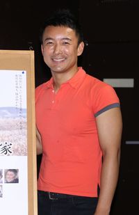 ポロシャツパツパツの山本太郎