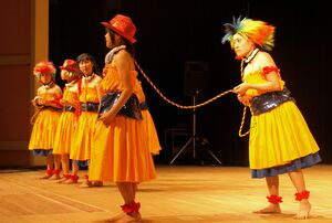 家族が見に来る『なのはなファミリー』のコンサートで舞台に立つ奈央さん(右端・’11年)