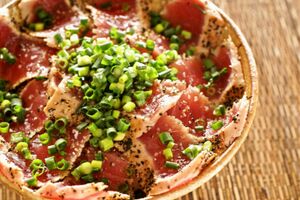 見るからにおいしそうなこうちゃんの料理『炙りマグロの黒胡椒丼』（公式ブログより）