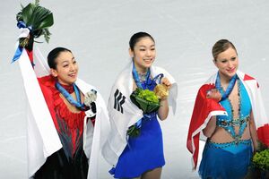 （左から）浅田真央、キム・ヨナ、ジョアニー・ロシェット　写真／共同通信社