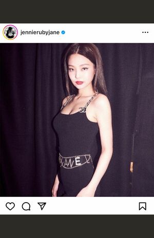 露出は抑えめだが、鍛えられた体のラインが分かるBLACKPINK・ジェニー(本人インスタグラムより)