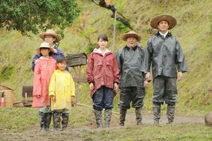 記憶を失っても、身体が覚えているかのように田植えを着々と進めた実。作業を終えた田んぼを家族そろって眺める胸中、何を思う？ (c)NHK