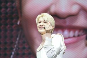 愛らしい童顔であることから、最近はマンネライン(韓国語で末っ子チームの意味)に入れられ気味の高塚大夢。愛きょうリレーで「大好き♪」と指ハート(C)LAPONE ENTERTAINMENT