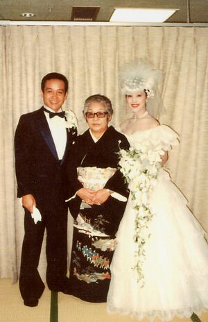 結婚式で夫の湯原昌幸と義母と。このときはまだ介護の日々になるとは思っていなかった
