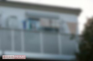 容疑者の自宅アパートには洗濯物が干されたまま