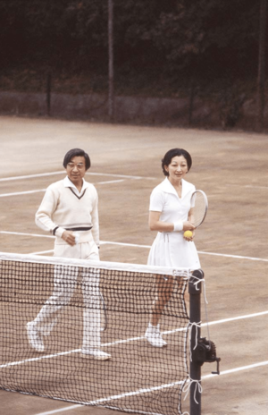 1990年代、'98年11月、横浜テニスコートにて。「おふたりとも同じ形のオープンワイドのえり元です」（撮影/JMPA）