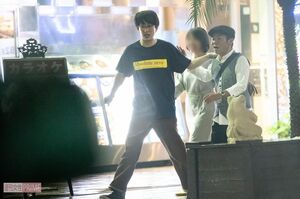 マギー（俳優）と肩を組む横山