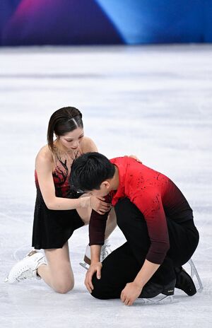 ミスをしてしまい、悔しさを露わにする“りくりゅう”木原龍一（写真右）　撮影／JMPA