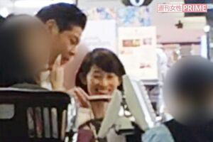 レジで会計をする丸川大臣と大野議員