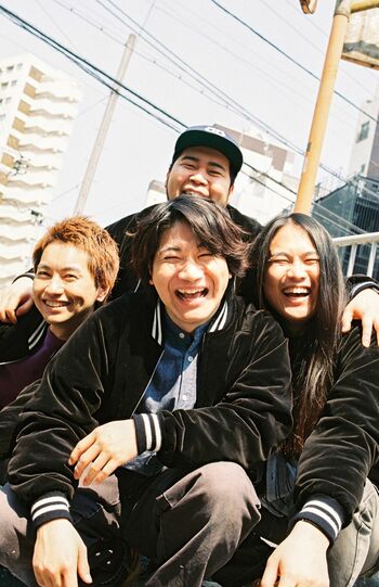 シドニー石井が所属する、ユーチューバーグループ、「僕らの別荘」が動画の空気感を再現した、初の著書を6月18日に刊行。僕らの別荘著『人生楽しいがすべてと言っても過言ではないな』(KADOKAWA)撮影:是永日和