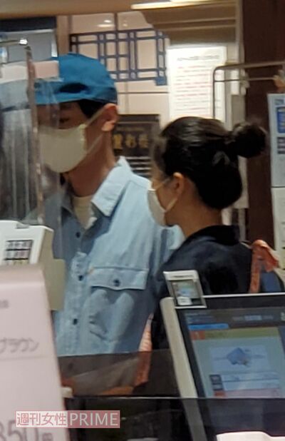 5月上旬、スーパーのレジで寄り添いながらお会計をする黒島と高良