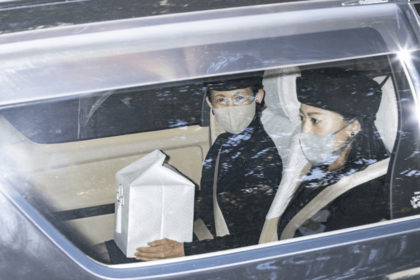 母の二三子さんの遺骨をしっかりと抱え、桐ヶ谷斎場を後にされた高円宮妃久子さま（7月28日）