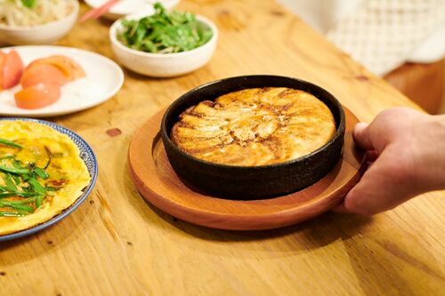 看板メニューの鉄鍋餃子は“博多スタイル”の一口サイズ！