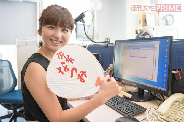 【10】本番後はスタッフと出演者で反省会＆翌日の打ち合わせ。デスクワークも仕事のひとつ。机に飾ってあったこのうちわは、ロケ先で作ってもらった思い出の品だそう　撮影／渡邊智裕