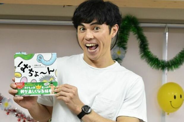 発売中の絵本『ぱちょ～ん』を読み聞かせする理由について話した小島よしお（筆者撮影）／東洋経済オンライン