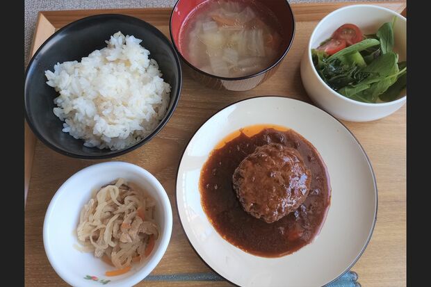 メインのハンバーグはお惣菜にお任せ