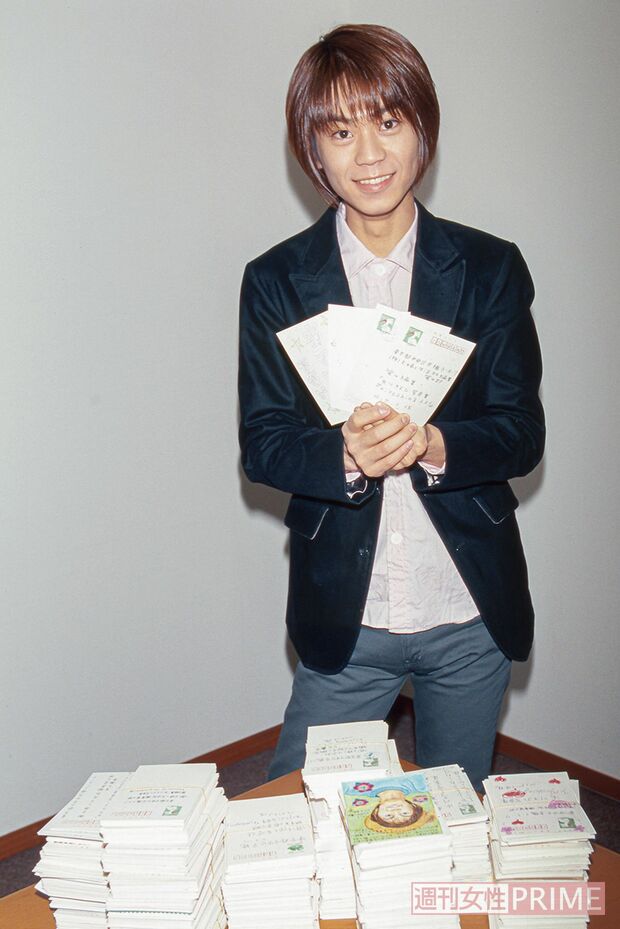 '02年1月、編集部を来訪。ファースト写真集『kiyoshing』の読者ハガキの山に「本当に愛されているんだなぁと実感できます。私もみなさんのこと、愛していますから」　撮影／廣瀬靖士、週刊女性写真班