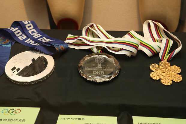 ソチ五輪の銀メダルとワールドカップのメダル2個。白馬村の八方文化会館内に上村愛子さんの私物とともに展示してある