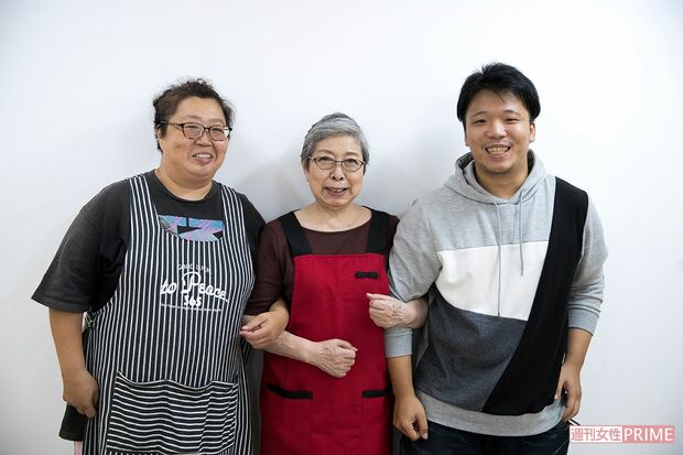 小針親子と。「まさかこの親子とこんなふうに笑って写真を撮れる日がくるなんて」と中澤さん　撮影／伊藤和幸