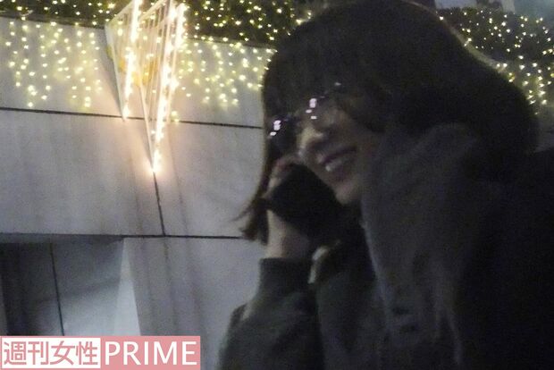 通話しながら会場へ向かう永野芽郁は半分、笑顔