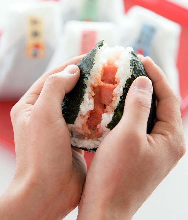 平日でもフードコーナーは大盛況。名物「ジャンボおにぎり」（税込み380円）の中には生明太子がゴロゴロ