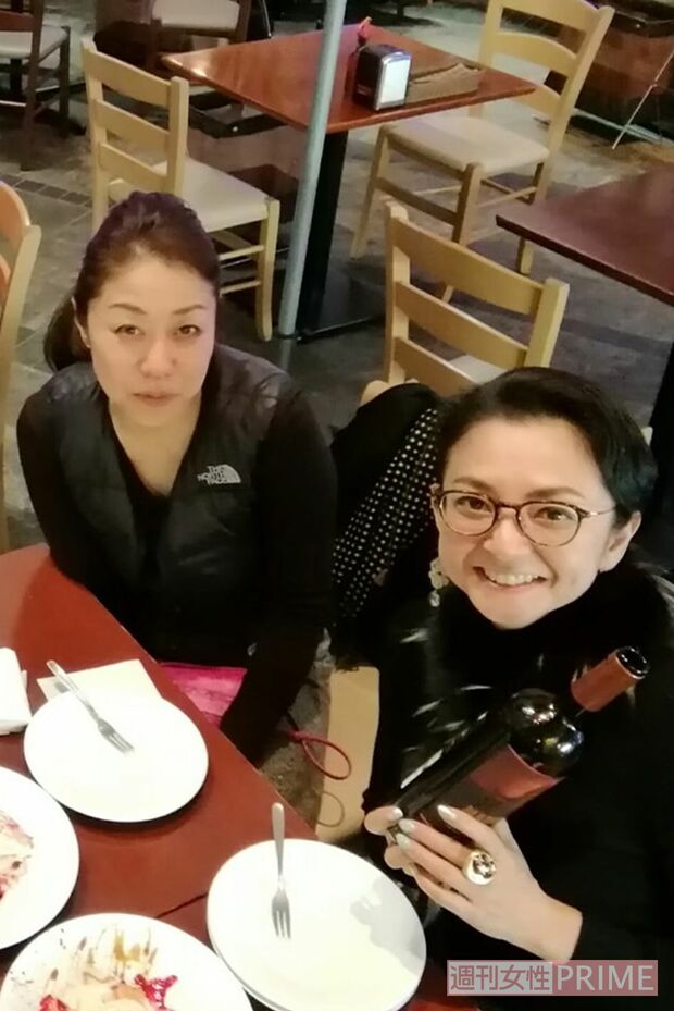 亞聖さんの隣がスタイリストの山中さん。『波瀾万丈』以来の付き合いになる