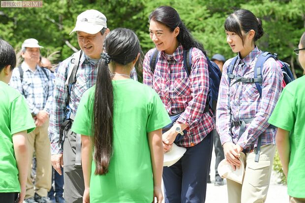 2016年8月、「山の日」記念式典にご一家で上高地へ。登山が趣味の陛下、雅子さまや愛子さまと那須御用邸近くの山を散策することも