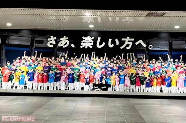 渋谷駅に展示されたジャニーズJr.東京ドーム公演広告