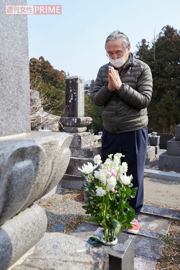 妻・美和子さんが眠るお墓に手を合わせる佐々木一義さん（撮影／廣瀬靖士）