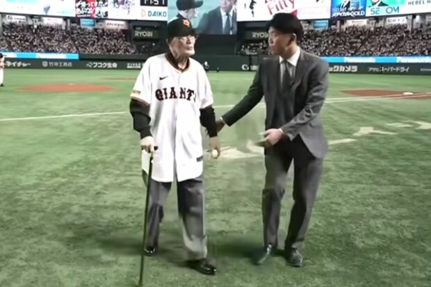 『王貞治デー』のファーストピッチに登場した張本勲（YouTubeより）