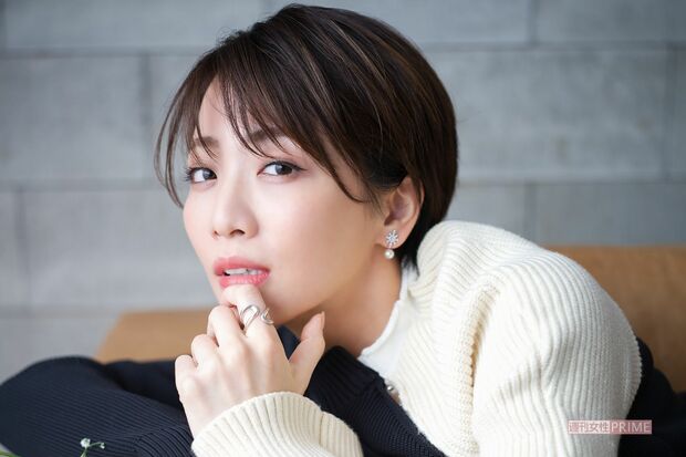 礼真琴　撮影／廣瀬靖士　ヘアメイク／赤松絵利（ESPER）　スタリイスト／細見佳代（ZENcreative）　衣装協力／VENDOMEAOYAMA（ヴァンドーム青山）、kengoKuma+MA,YU（ケンゴクマプラスマユ/ヴァンドームヤマダ）　撮影協力／PROPSNOW