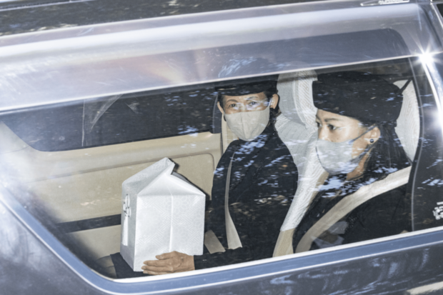 母の二三子さんの遺骨をしっかりと抱え、桐ヶ谷斎場を後にされた高円宮妃久子さま（7月28日）