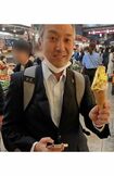 金箔のソフトクリームに笑顔を見せる外崎三吉容疑者(本人SNSより) 朝霞市教育委員会によると、勤務する公立中には今年4月に着任。吹奏楽部の顧問で学級担任を持っている。 同校は緊急全校朝会を開いて生徒に事情説明したという。