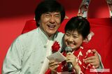 福原愛の肩に手を添えるジャッキー・チェン