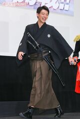 ’15年12月　映画『仮面ライダー×仮面ライダー ゴースト＆ドライブ』完成披露では、劇中の設定にちなみ坂本龍馬のコスプレ姿で登場！　撮影／藏澄侑希