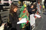 署名活動のため六本木の街頭に立った浅田。寒空の下、多くの署名を集めた