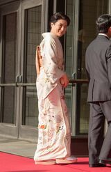 大相撲をご観覧のため国技館へ。居合わせた人たちや報道陣に笑顔を向けられる余裕も（5月14日）