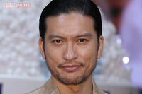 長瀬智也の“ワイルド自撮り”写真が大喜利状態「オカルト雑誌の編集者」「キアヌ・リーブスかと思った」