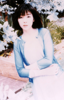 応援ソング的な曲から、ラブソングの名手としても知られていく