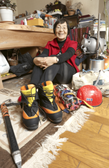 登山靴、アイゼン、ヘルメットなど愛用の道具とともに