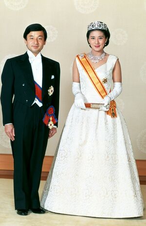 ’93年6月朝見の儀を終えた両陛下。雅子さまは森英恵さんデザインのローブデコルテ（宮内庁提供写真）