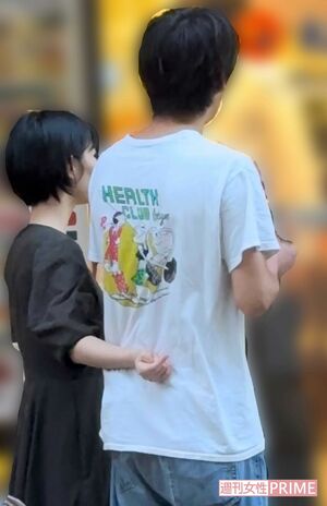 密着しながら牛丼チェーン店のメニューを見つめる吉谷彩子と秋元龍太朗