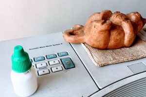 大量にあった爪ケアの品々は、今やこの目薬入れ一個に。愛用のラジオの上に置き、気づいた時に中に入れたゴマ油で爪と皮膚の間を潤す（写真：筆者提供／東洋経済オンライン）