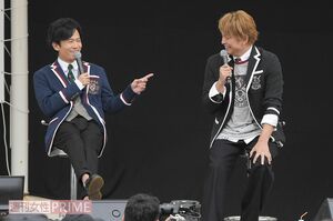 パリで行われた香取の個展には、稲垣も草なぎも見に行ったとか。『新しい地図』発足から1年を「まさかパリで乾杯して迎えるだなんて思いもしなかった(笑)」(香取) 撮影/渡邊智裕