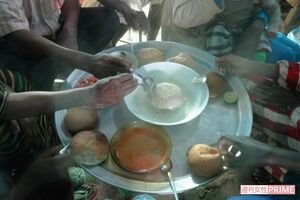 スーダンのソルガム粥とパンの食卓