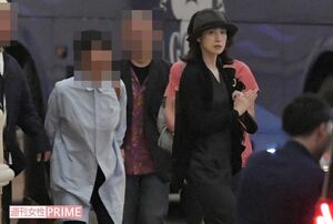 打ち上げ会場をあとにする天海祐希ら